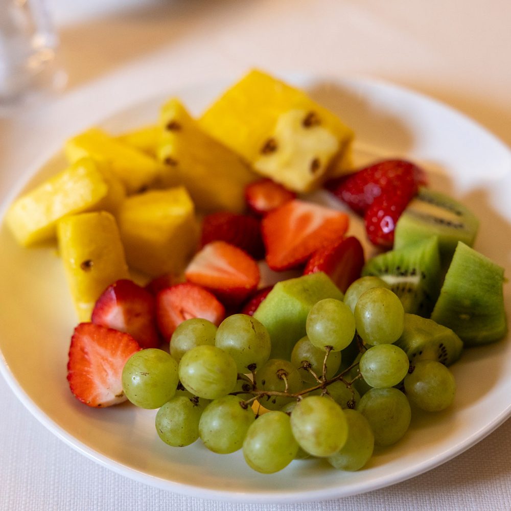 hotel-nordik-andalo-ristorante-coppia-colazione-frutta